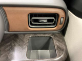 【運転席ドリンクホルダー】使いやすさに配慮したドリンクホルダー
