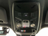 車内フロント上部のボタンでリアゲートの開閉が可能です!キーからの操作も可能!