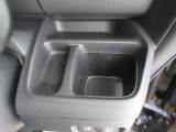 運転席から手の届きやすい位置に、ドリンクホルダーと小銭などを入れて置けるトレイが付いています。
