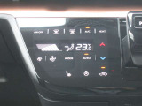 感覚的にご利用頂けるタッチパネル式のオートエアコンです。運転席シートヒーター、ハンドルヒーター装備です