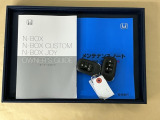 メンテナンスノート【点検整備記録簿・保証書】、取説も揃ってます。スマートキーはバッグなどにしまったままボタン操作でエンジン始動・停止やハイブリッドシステムの起動や停止ができて大変便利です