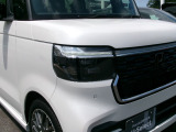 悪天候や夜間走行時も良好な視界を確保し、安心して運転できる高輝度LEDヘッドライトを装備。点灯速度が速く、消費電力も抑えられています。