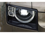 DEFENDERの特徴的なテールランプは、丸みを帯びた長方形の中に、LEDのリング状またはスクエア状のライトが配置されており、非常に立体的(彫刻的)な形状をしています。