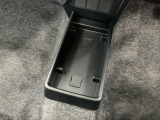 【センターフロアトレイ】ボックスティッシュを置いた下にも携帯電話などを収納できる空間が設けられております♪
