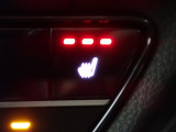 運転席と助手席には、【シートヒーター】が装備されています。温度調整も「Hi/Low」の切り替えができお好みの設定で快適なドライブを楽しめます。腰から下が暖まると、暖房よりも体があったまりますよ。