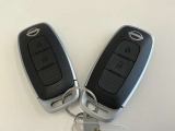 ポケットに入れているだけで、ドアロックの開閉や、エンジンの始動がボタンひとつで出来るインテリジェントキーが付いています!お買い物などで、両手がふさがっているときにとても便利ですね!
