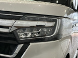 LEDヘッドライトは、点灯の瞬間から最大光量を発揮し、突然暗くなるトンネルなどでの安定感を高めます。