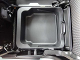 【助手席下収納スペース】助手席下には収納スペースがございます。車検証や常備品・緊急用品など様々なものを収納することができます。