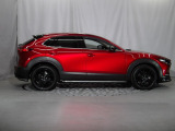 CX-30のスタイリングを特徴付けているのが、ボディ下部に取り回されたクラッディングパネルです。ボディ面を薄く見せることと、SUVらしい力強さを表現しています♪