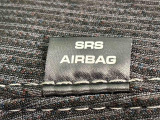 車両側方からの衝撃を緩和するSRSサイドエアバッグ(運転席/助手席)に加えて,SRSカーテンシールドエアバックも標準装備