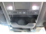 めがね・サングラス入れがついています。運転と普段で掛けかえる方にはおすすめです。室内照明もオシャレな光で室内を演出します。
