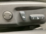 【パワーシート】電動でシートポジションの変更が可能です。手動式より細かくシート設定が可能ですのでより快適な姿勢でドライブを楽しんで頂けるでしょう。
