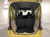 開口部も広く荷物の積み下ろしもしやすいお車となっております。4人乗りでも充分な荷室のスペースがあります。シートの背もたれは5:5の割合で分割して可倒できるので、長いお荷物などを載せることもできます。