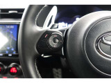 ステアリングスイッチ搭載!ハンドルから手を離さなくても、手元のスイッチで音量調節などが出来ます。運転席に視線をそらさなくても操作が出来て安全です!