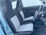 運転席まわりには十分なスペースがあり、大柄な方でもゆったり運転していただける環境です。