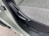毎日過ごす運転席は要チェック。シートのへたり・擦れ、視界のイメージまで伝わる重要ポイント。