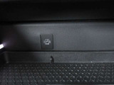 【置くだけ充電】ケーブルを差し込むこと無く、トレイに置くだけで充電できるワイヤレス充電