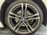 BMWならではの卓越した走りを支えるホイールと足回りです!日本車の走りに慣れている方にもぜひ体感して頂きたいほど、高いレベルでまとまっています!