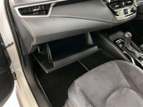 助手席側には小物の収納に便利なダンパー付きグローブボックスが装備されているので車内の整理にもとっても便利です♪