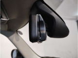 【ミラー内蔵ETC】BMWのETCシステムはルームミラー内蔵型となります。ルームミラー配置により収納スペースを確保しています。