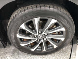 【純正アルミホイール】です!車両デザインに合わせてホイールをデザインしているため、見た目にもカッコイイ!アルミホイール。洗車もラクチンでスチールホイールのように錆ません。