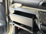 カップホルダーや小物入れなど色々な物を収納できます。