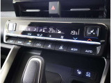 左右独立温度コントロールフルオートエアコンです。運転席、助手席それぞれで独立して温度設定ができます。冷え性の方が乗っても安心ですね♪