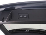 テールゲートには、スイッチ一つで開閉可能な電動開閉機能を装備。また、リアバンパーの下で足を動かすだけで開閉できる、ハンズフリー・オープニング/クロージング機構も搭載しています。