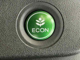 ECONスイッチ操作でエンジンやミッション、エアコンなどを総合的に制御、燃費をよくするようクルマが頑張ります。
