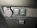 スイッチひとつでシートがすぐに温まり、寒い季節も快適。運転席と助手席に装備されています。