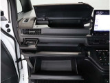 車検証ケースも入る丁度いいサイズのグローブボックスです。他にも普段入れておきたいものを入れておけます。
