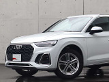 ●Audiが最初に採用したLEDポジショニングランプ。シャープなラインで昼間でも点けていたいと思うほど上品でオシャレです。夜間走行時はさらに目立ちます!