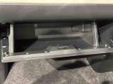 大きな荷物を収納できる、便利な助手席グローブボックス