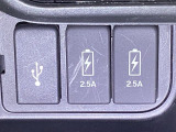 スマートフォンなどの充電に便利なUSBジャック。運転席からも助手席からも使いやすいです。