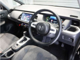 ◆視界広々で非常に運転しやすくロングドライブでも疲れを感じさせないすっきりとまとまったインパネ周りです。