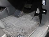 運転席フロア。ホンダ純正用品のマットがついております!