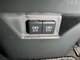 アクセサリーソケットや、携帯の充電などに便利な充電用USBポート(USB Type-C)を装備!車内にあると便利なアイテムのひとつですね(センタコンソールリヤ部)