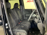 乗降がしやすい運転席。高さが調節できて小柄な方でも運転しやすいポジションをとることができます。
