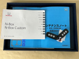 メンテナンスノート【点検整備記録簿・保証書】、取説も揃ってます。スマートキーはバッグなどにしまったままボタン操作でエンジン始動・停止やハイブリッドシステムの起動や停止ができて大変便利です