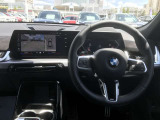 【ハンドル】ドライバーとBMW車の一体感がダイレクトに伝わるステアリングホイール。形状・太さへの拘りに加えて、操作性を高める為にスイッチ類も配置。クイックかつ安定のドライビングを体感下さい!