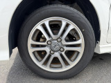 純正アルミホイールです。タイヤサイズは、155/65R14です。