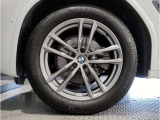 【BMWアロイホイル】軽量かつ強度に拘ったアロイホイル。走行性能ポテンシャルを引き出す設計。車の足元を引き締めてくれる大きなポイントはアロイホイルです。