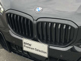 左右のキドニー・グリルの中心にはBMWのエンブレムが鎮座し、個性を放つデザイン性を兼ね備えました。
