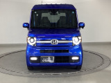 最新のLEDヘッドライトで、より明るく遠くまで照らします!フロントバンパーにはLEDフォグライトが装着されています。