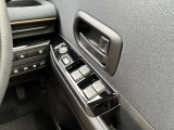 運転席側のドア部。こちらのスイッチでドアミラーの角度調整やパワーウィンドーの操作が可能になります。
