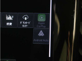 Apple CarPlayやAndroid Autoを利用すれば、スマホを簡単に接続できます。USBポートにケーブルをつなぐだけで、スマホの見慣れたホーム画面と共通するインターフェイスが表示されます。