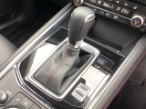 アクセルペダルを踏み込む量や速さに応じて変速パターンを制御し、人馬一体の運転感覚を発揮してくれる6速オートマ!