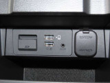 【充電用ポート】2口装備。スマートフォンなどを2台同時に充電でき、移動中のバッテリー切れ対策に便利です。家族や友人とのお出かけ、長距離ドライブで活躍します。