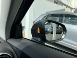 サイドアシスト装備 ドライバーの死角を並走する車両を検知します。ドアミラーの内側のLEDが点灯・点滅して事故の危険を知らせます。