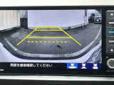 カラービジョンとガイド線で見やすい視点切替式のバックモニター。